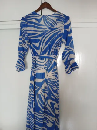 Vestido estampado azul y blanco.