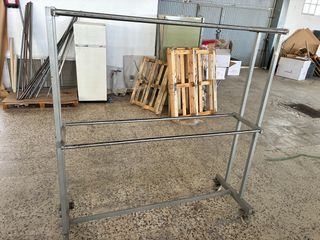 Carros percheros industriales para taller con rue