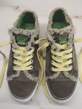 Zapatillas Roxy verde militar y amarillo.