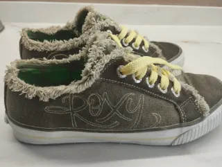 Zapatillas Roxy verde militar y amarillo.