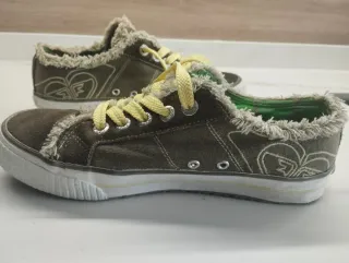 Zapatillas Roxy verde militar y amarillo.