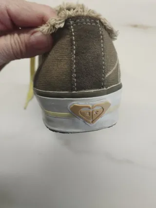 Zapatillas Roxy verde militar y amarillo.