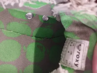 Zapatillas Roxy verde militar y amarillo.