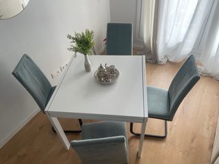 Mesa extensible y 4 sillas