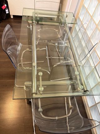 Mesa cristal y 4 sillas transparentes