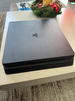 PS4 Slim 1TB Negra + mando + todos sus cables