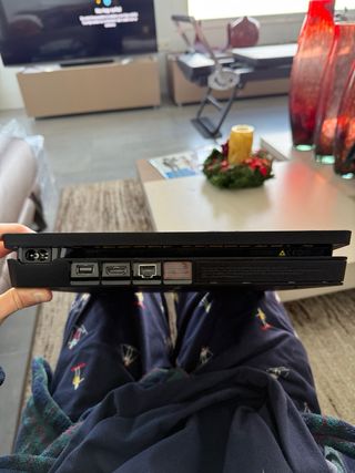 PS4 Slim 1TB Negra + mando + todos sus cables