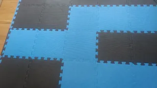 Suelo de goma puzzle azul y negro