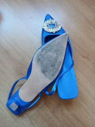 Zapatos planos azules con pedrería. 40