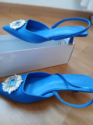 Zapatos planos azules con pedrería. 40