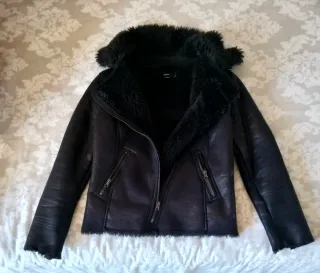 Cazadora negra efecto piel con pelo