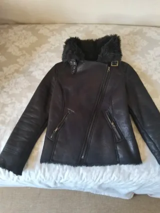 Cazadora negra efecto piel con pelo