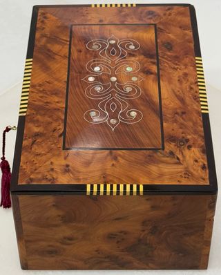 ELEGANTE CAJA MADERA RAÍZ DE TUYA Y NÁCAR.