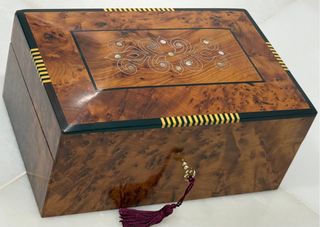 ELEGANTE CAJA MADERA RAÍZ DE TUYA Y NÁCAR.