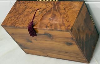 ELEGANTE CAJA MADERA RAÍZ DE TUYA Y NÁCAR.