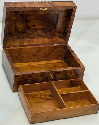 ELEGANTE CAJA MADERA RAÍZ DE TUYA Y NÁCAR.