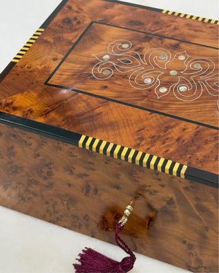 ELEGANTE CAJA MADERA RAÍZ DE TUYA Y NÁCAR.