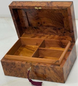 ELEGANTE CAJA MADERA RAÍZ DE TUYA Y NÁCAR.