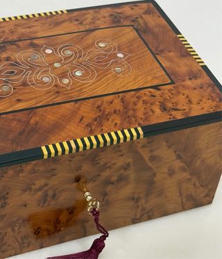 ELEGANTE CAJA MADERA RAÍZ DE TUYA Y NÁCAR.