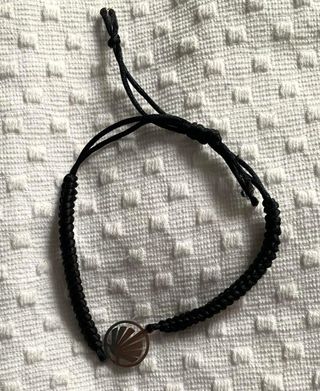 Pulsera negra cordón trenzado con charm concha