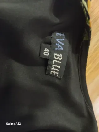 Vestido de fiesta de gasa y pedrería. Talla 40.