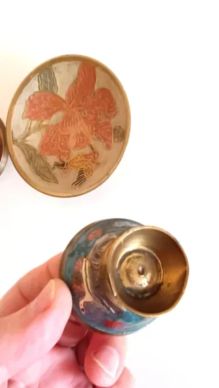 Jarrón de latón vintage con esmalte