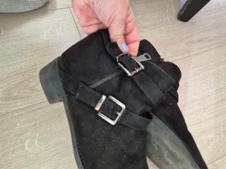 Botines negros con cremallera y hebilla