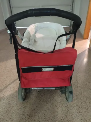 Carrito de bebé rojo y negro