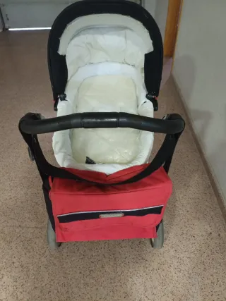 Carrito de bebé rojo y negro