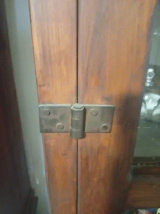 Mueble rústico de madera hecho a mano