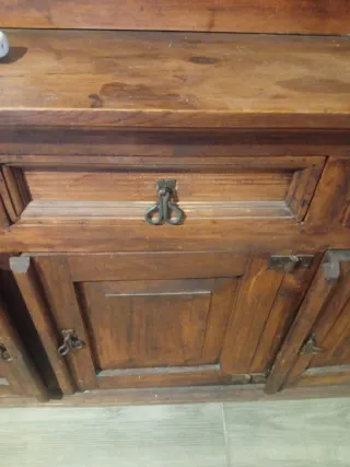 Mueble rústico de madera hecho a mano