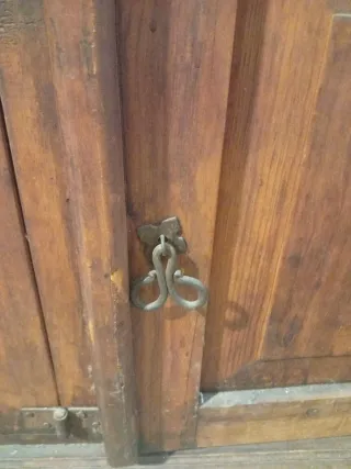 Mueble rústico de madera hecho a mano