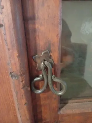 Mueble rústico de madera hecho a mano