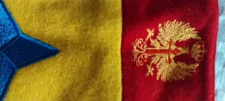 Bandera antigua con escudo y estrella