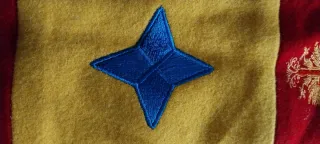 Bandera antigua con escudo y estrella