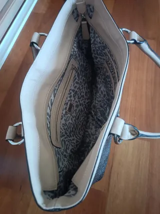 Bolso Guess Marrón y Beige