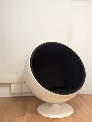 Sillón Ball giratorio blanco y negro