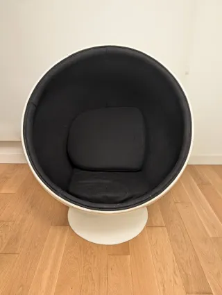 Sillón Ball giratorio blanco y negro