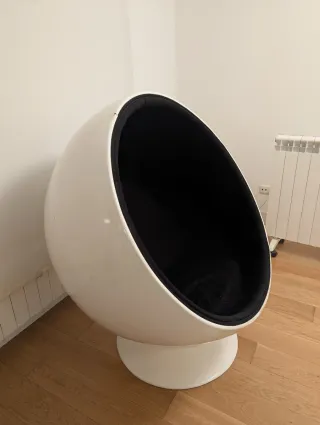 Sillón Ball giratorio blanco y negro