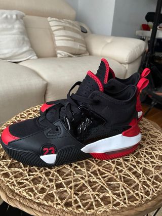 Air Jordan Stay Loyal niño negro/rojo