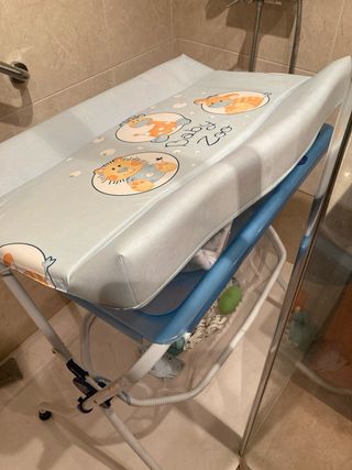 Bañera para bebé azul con soporte cambiador