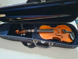 Violín pequeño con funda y arco