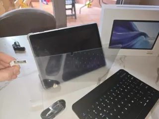 Tablet con Teclado, Ratón Negro y lapiz tactil.