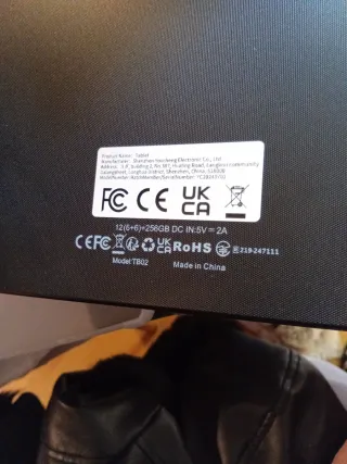 Tablet con Teclado, Ratón Negro y lapiz tactil.