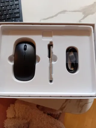 Tablet con Teclado, Ratón Negro y lapiz tactil.