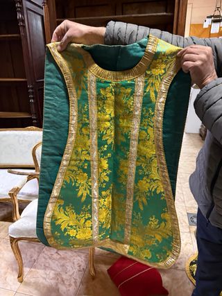 Casulla litúrgica morada bordada