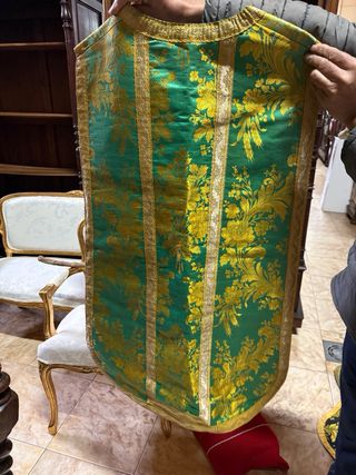 Casulla litúrgica morada bordada