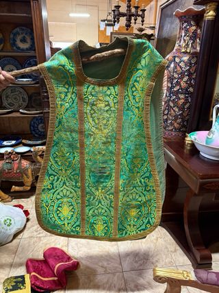 Casulla litúrgica morada bordada