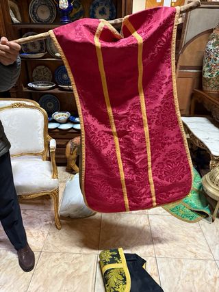 Casulla litúrgica morada bordada