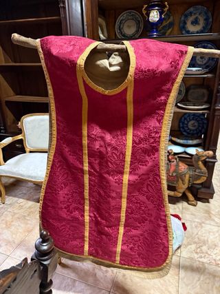 Casulla litúrgica morada bordada